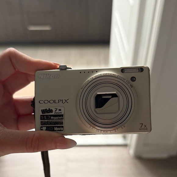 Nikon Coolpix Beige Digital Camera - Picture 1 of 5
